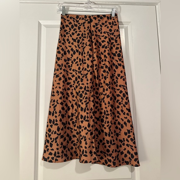 Urban outfitters silk leopard midi skirt - Picture 4 of 4